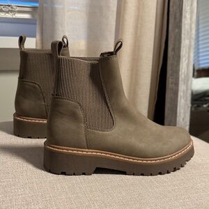 DV Dolce Vita Leigha Chelsea Boot